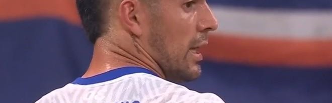 记者：路易斯是因腰伤没有太大改善，所以没有随队前往武汉