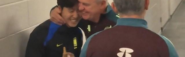 见到昔日弟子，墨西哥主帅阿吉雷将李刚仁搂入怀中